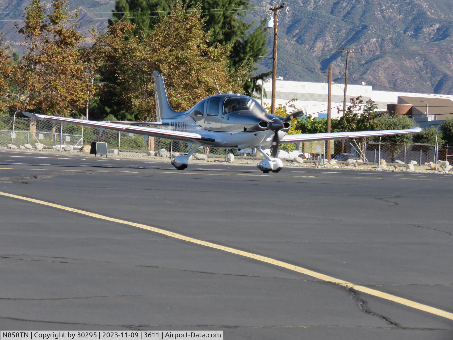 N858TN, 2019 Cirrus SR22T C/N 1858, Lined up