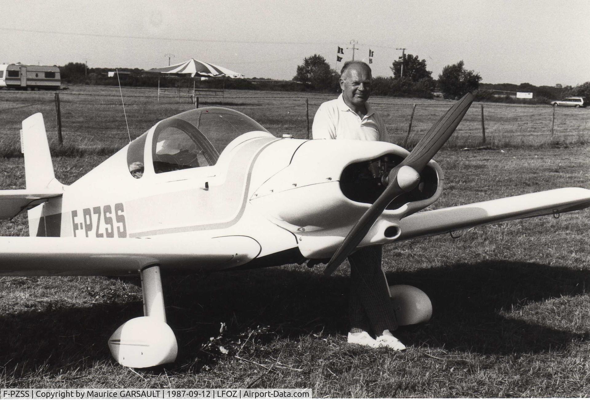 F-PZSS, Brugger MB-2 Colibri C/N 85, André Charbonnier, l'un des 3 constructeurs, devant le PZSS.