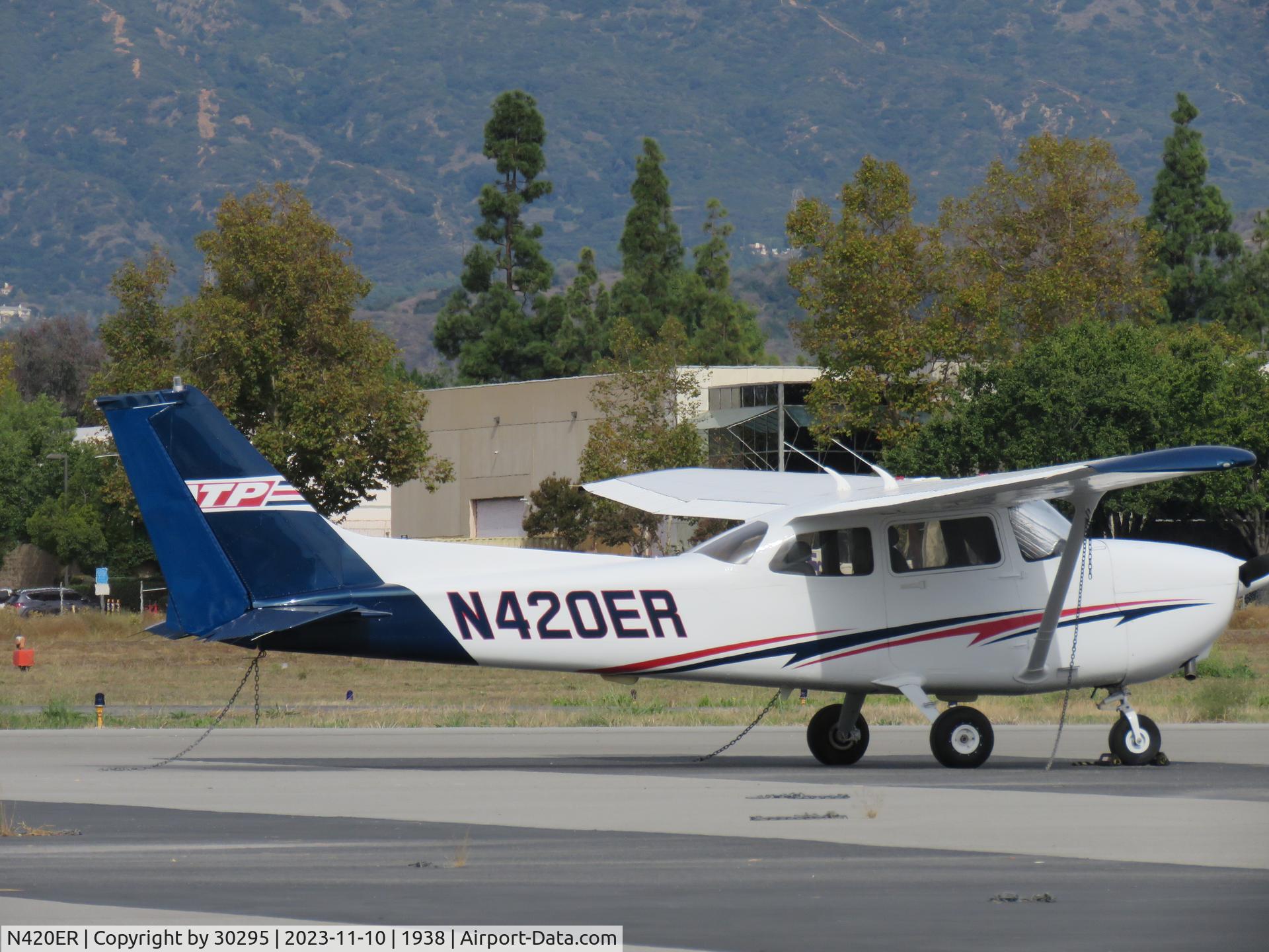 N420ER, 1998 Cessna 172R C/N 17280634, Parked