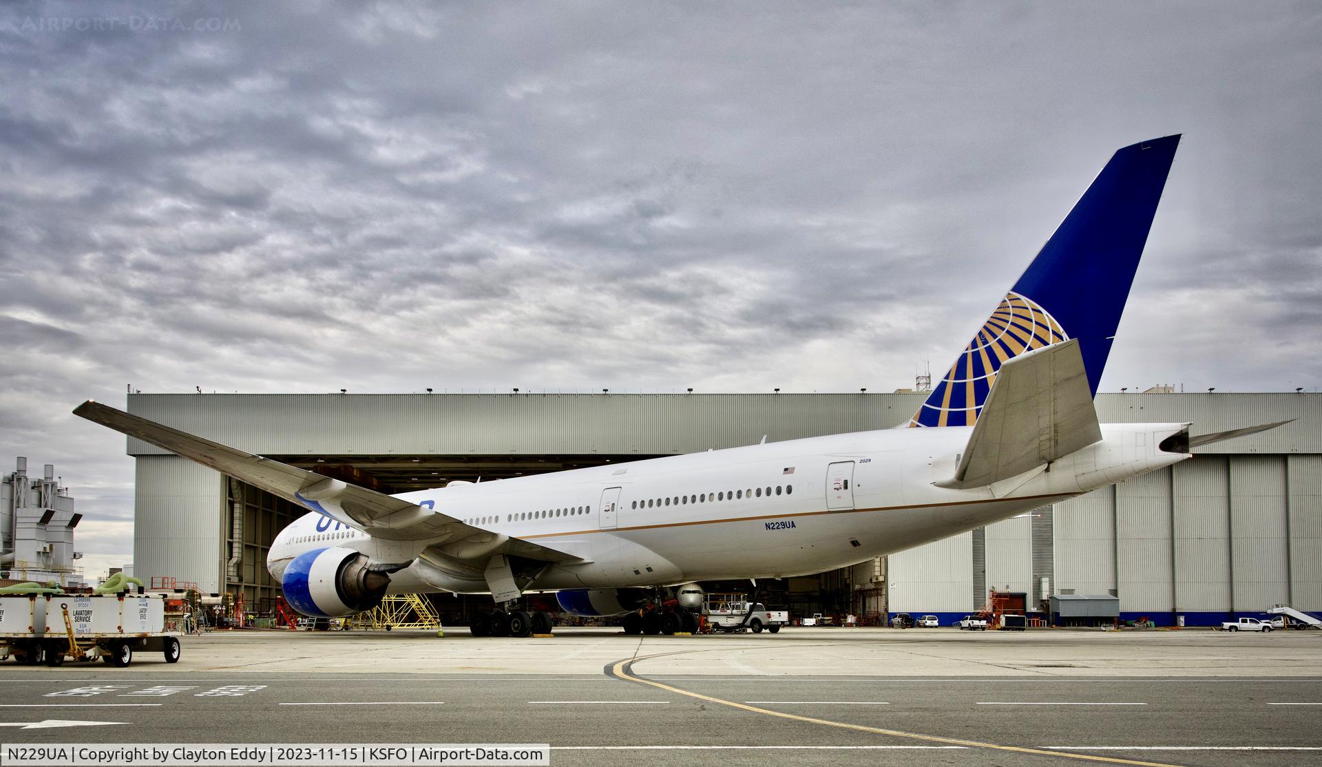 N229UA, 2002 Boeing 777-222 C/N 30557, SFO 2023.