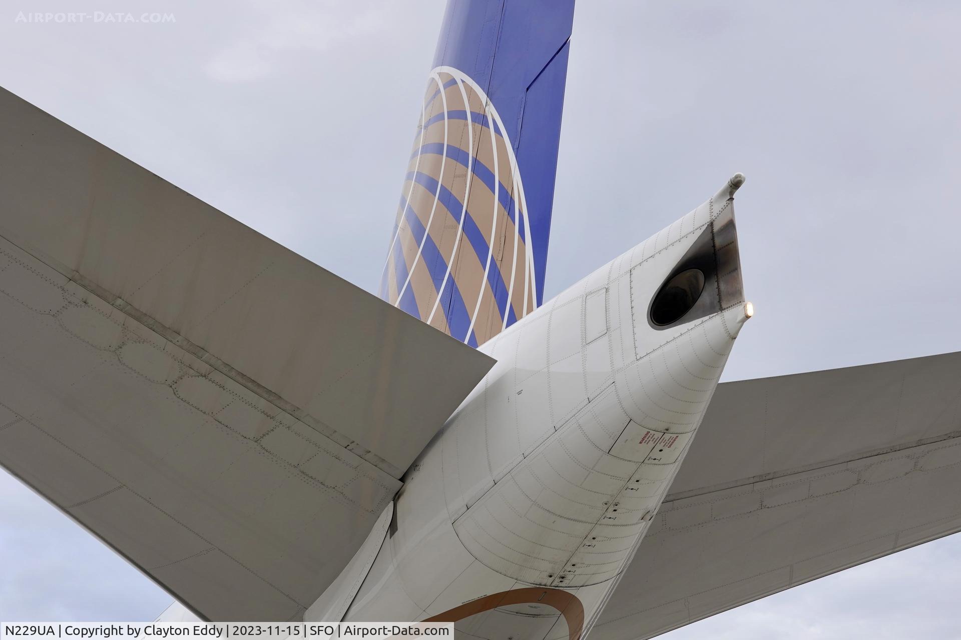 N229UA, 2002 Boeing 777-222 C/N 30557, SFO 2023.