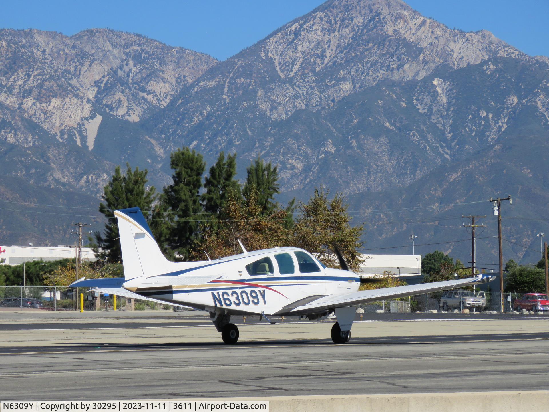 N6309Y, 1982 Beech F33A Bonanza C/N CE-996, Taxiing