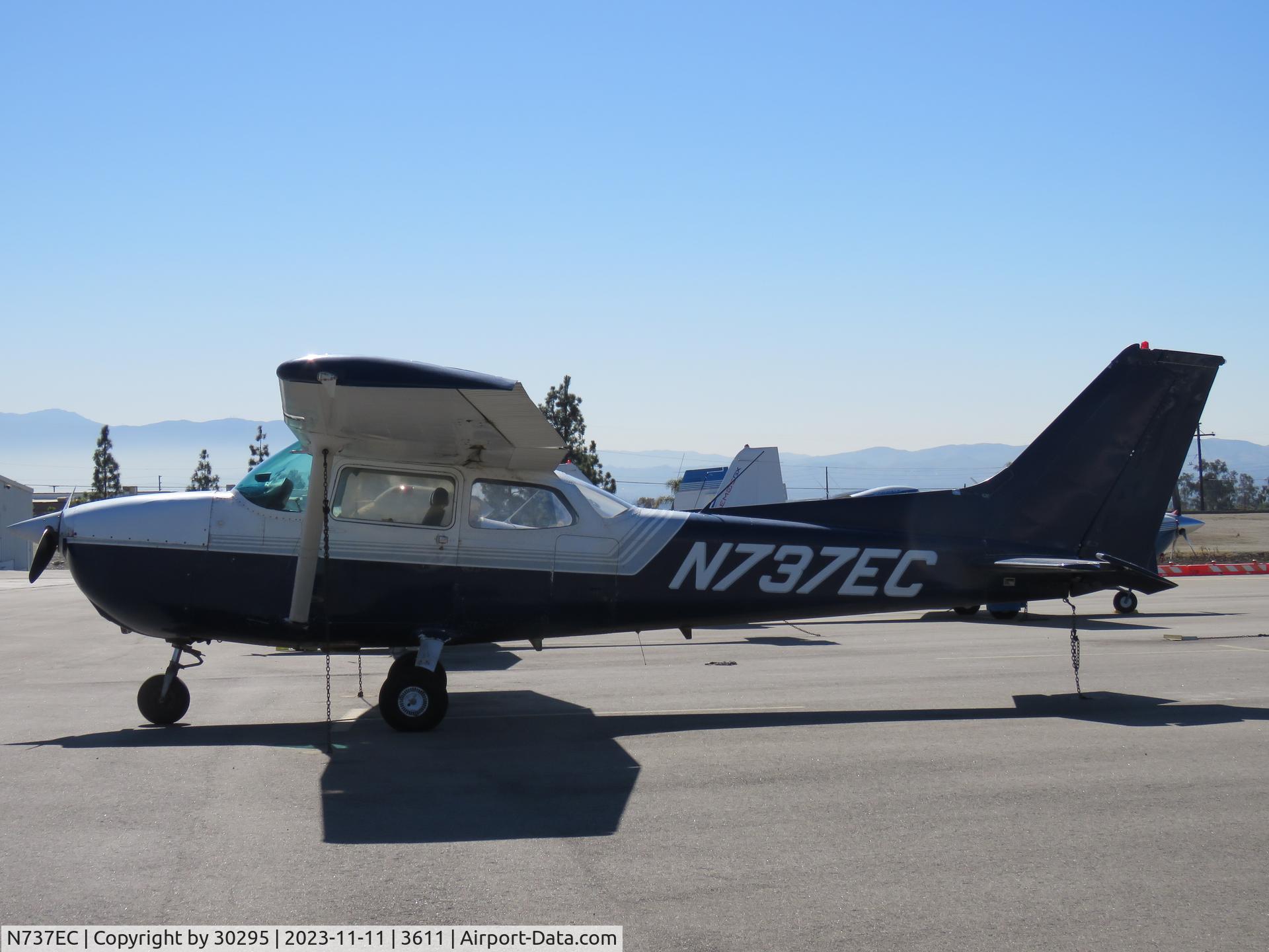N737EC, 1977 Cessna 172N C/N 17269353, Parked