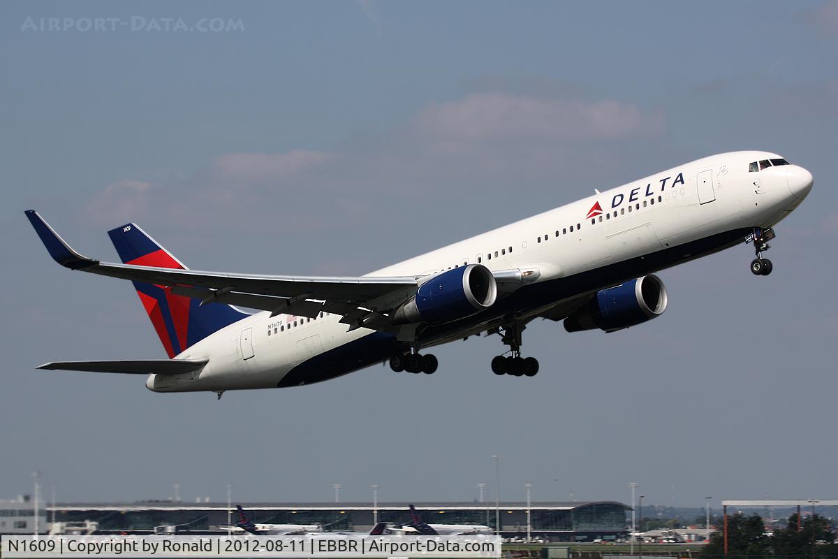 N1609, 2000 Boeing 767-332 C/N 30574, at bru