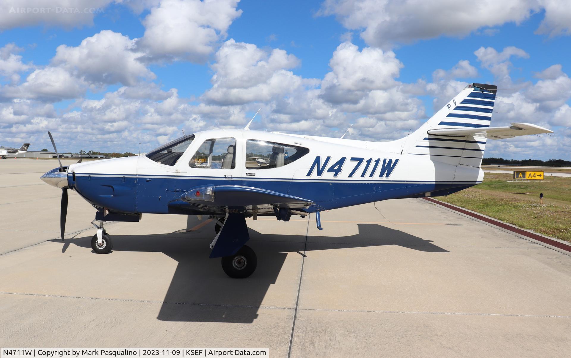 N4711W, 1976 Rockwell International 114 Commander C/N 14041, Rockwell 114