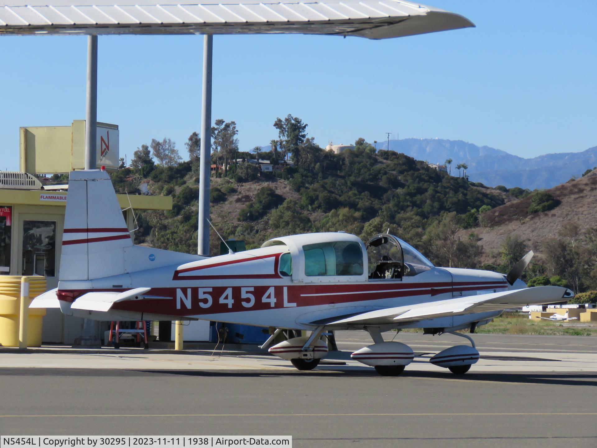 N5454L, 1973 Grumman American AA-5 Traveler C/N AA5-0354, Getting fuel