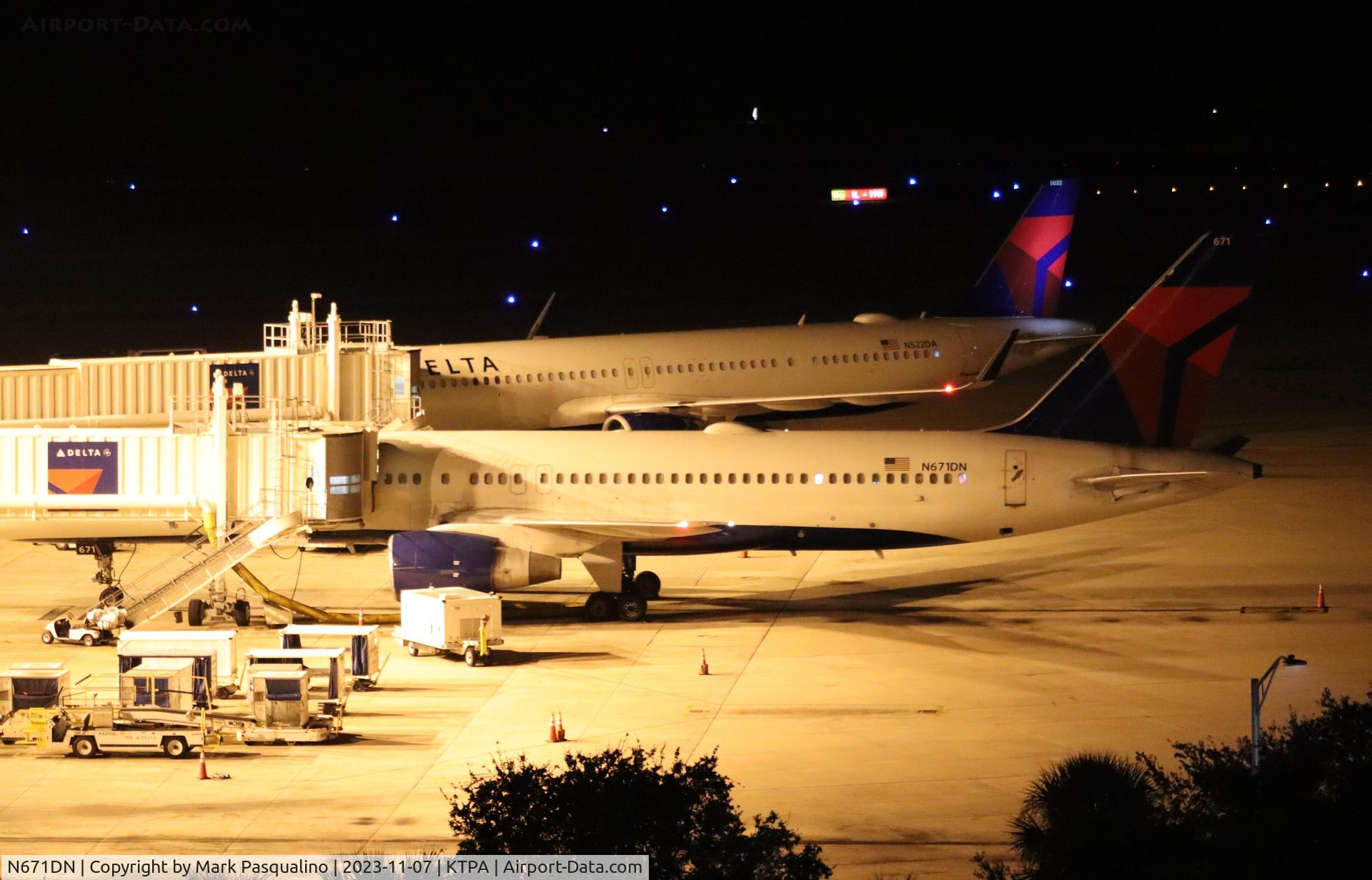 N671DN, 1992 Boeing 757-232 C/N 25332, Boeing 757-232