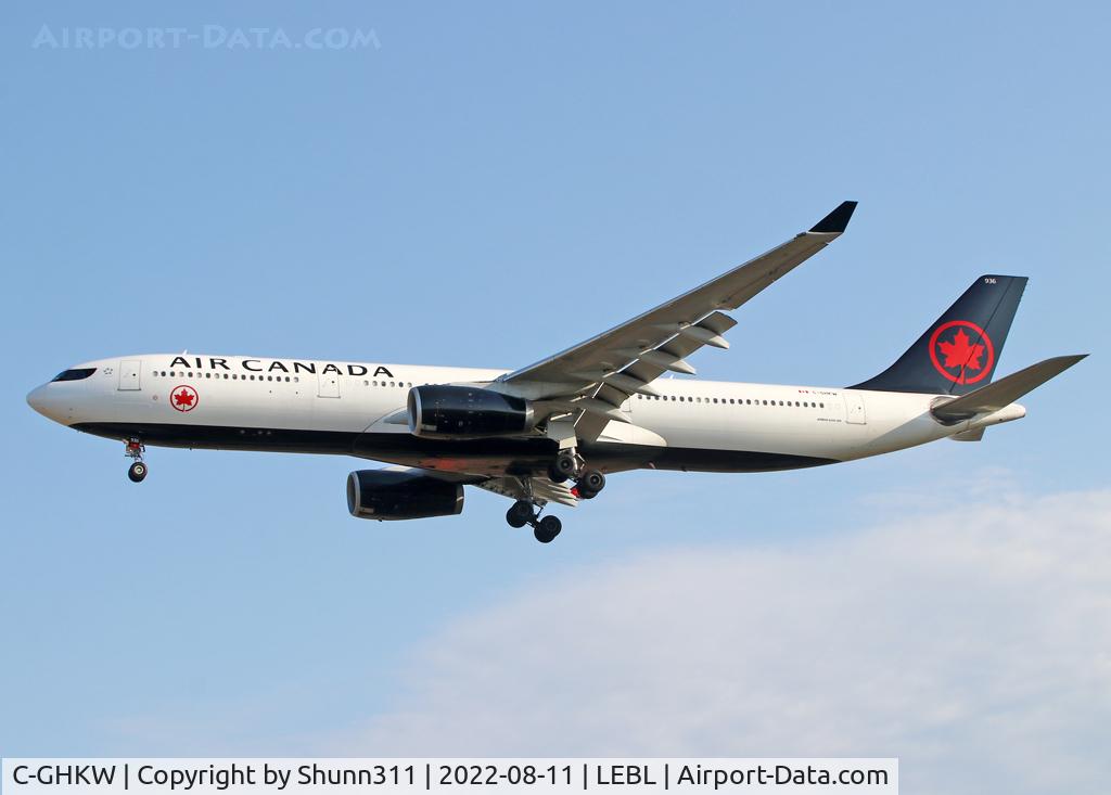 C-GHKW, 2001 Airbus A330-343 C/N 0408, Landing rwy 24R in new c/s