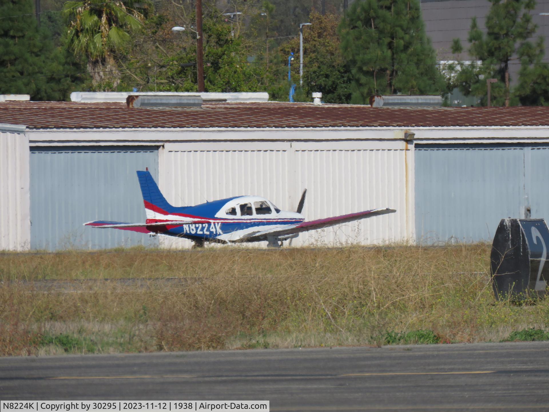 N8224K, 1982 Piper PA-28-161 C/N 28-8216171, Taxiing
