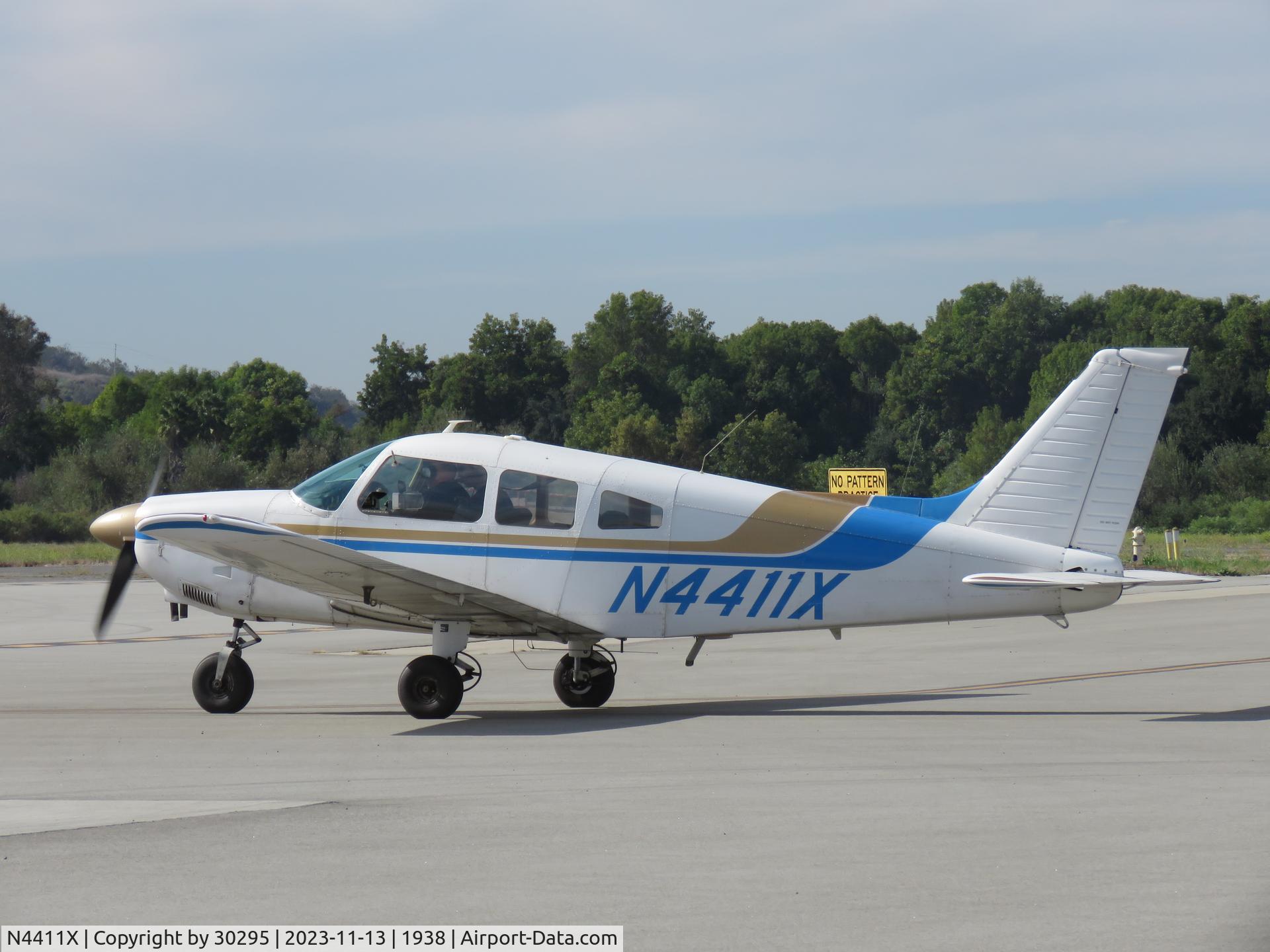 N4411X, 1975 Piper PA-28-181 C/N 28-7690013, Taxiing