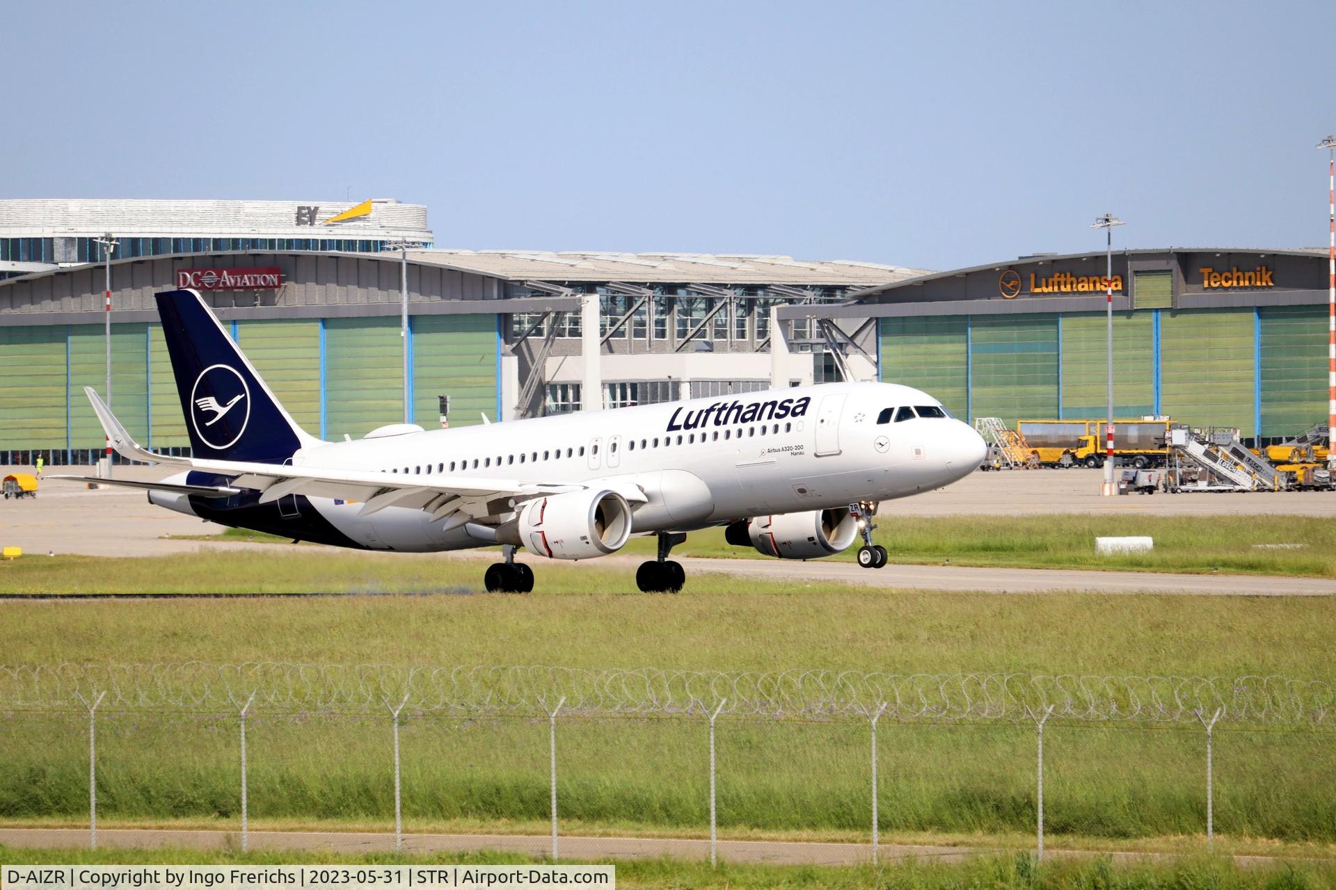 D-AIZR, 2013 Airbus A320-214 C/N 5525, Touchdown at Stuttgart Airport