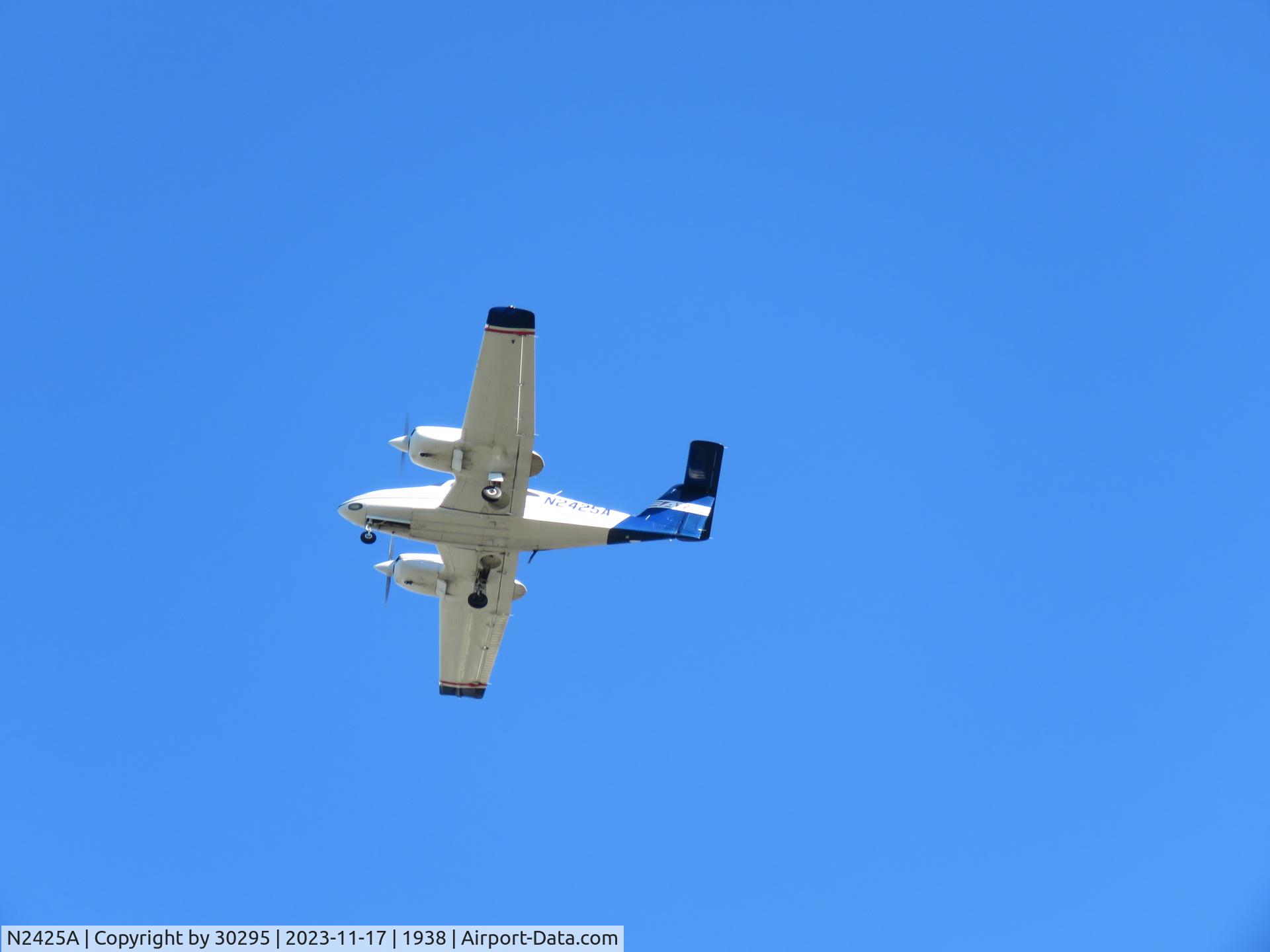 N2425A, 2008 Piper PA-44-180 Seminole C/N 4496252, Passing overhead