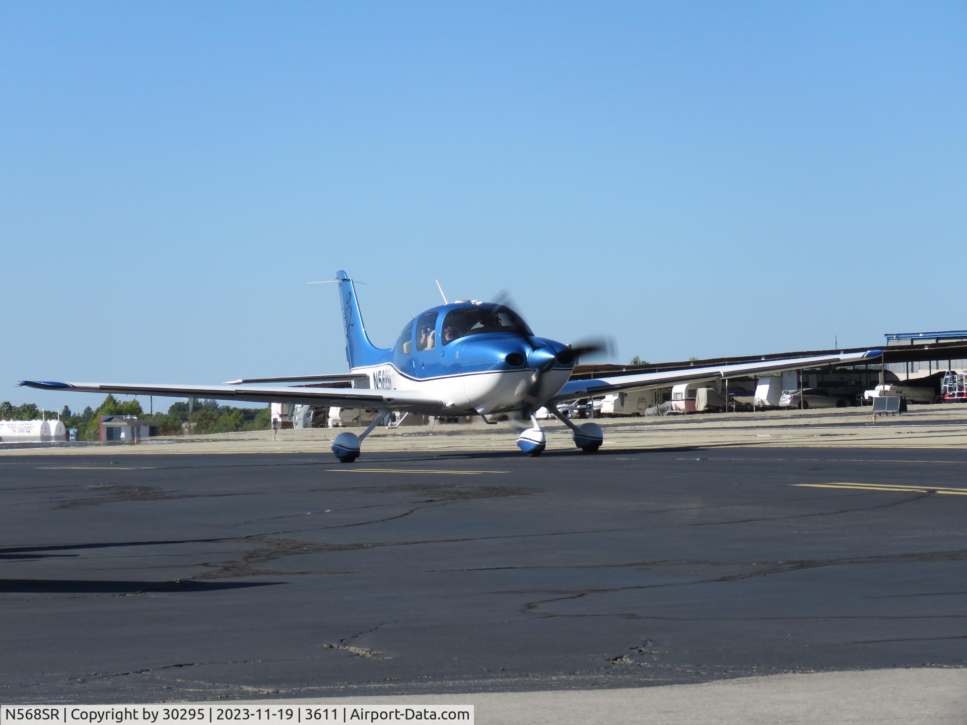N568SR, 2004 Cirrus SR22 C/N 1083, Taxiing