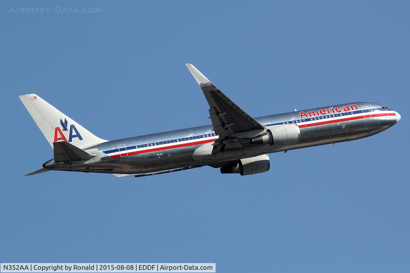 N352AA, 1988 Boeing 767-323ER C/N 24033, at fra