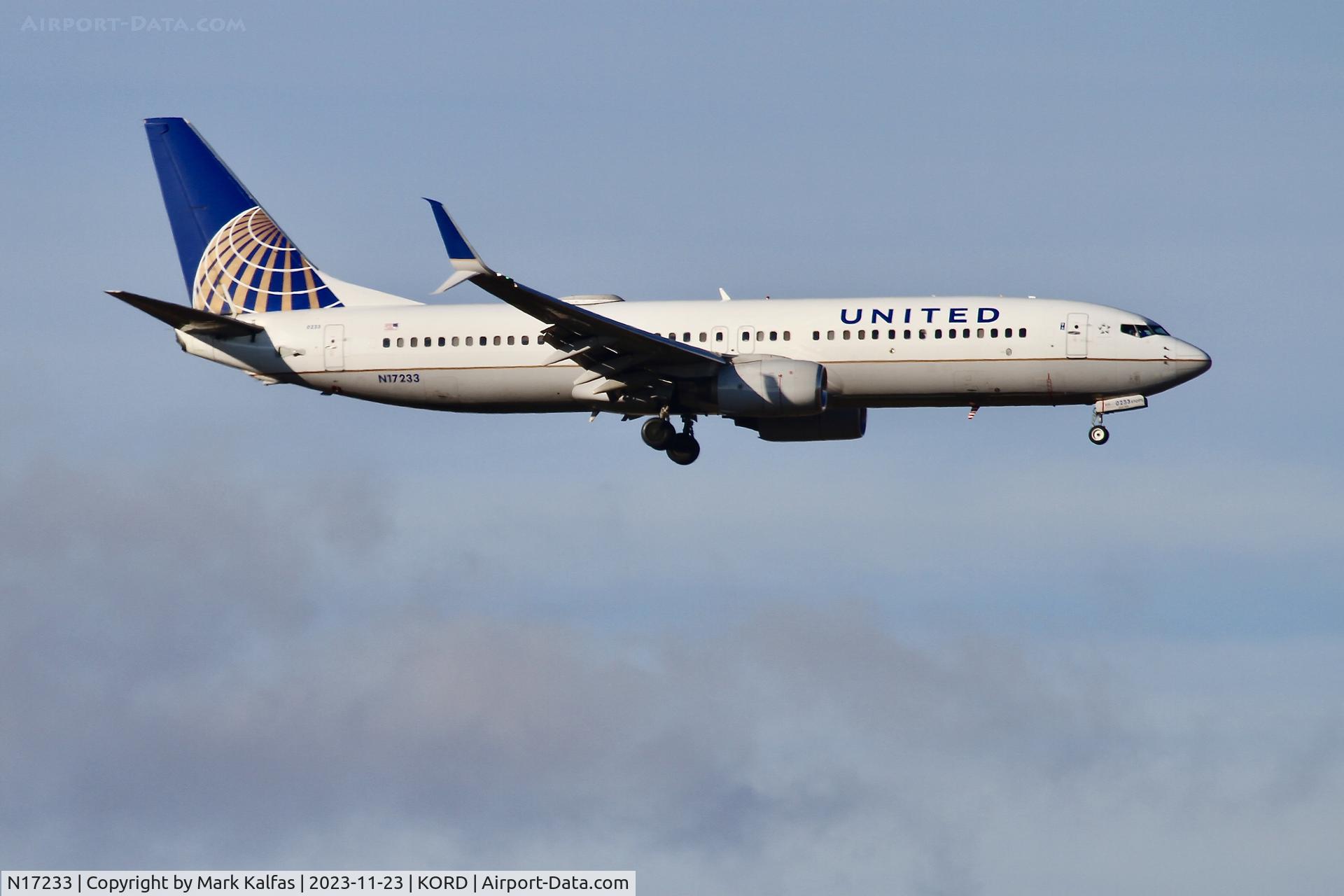 N17233, 1999 Boeing 737-824 C/N 28943, UNITED B738 N17233 UAL2312 KDEN-KORD, 10C APPROACH KORD
