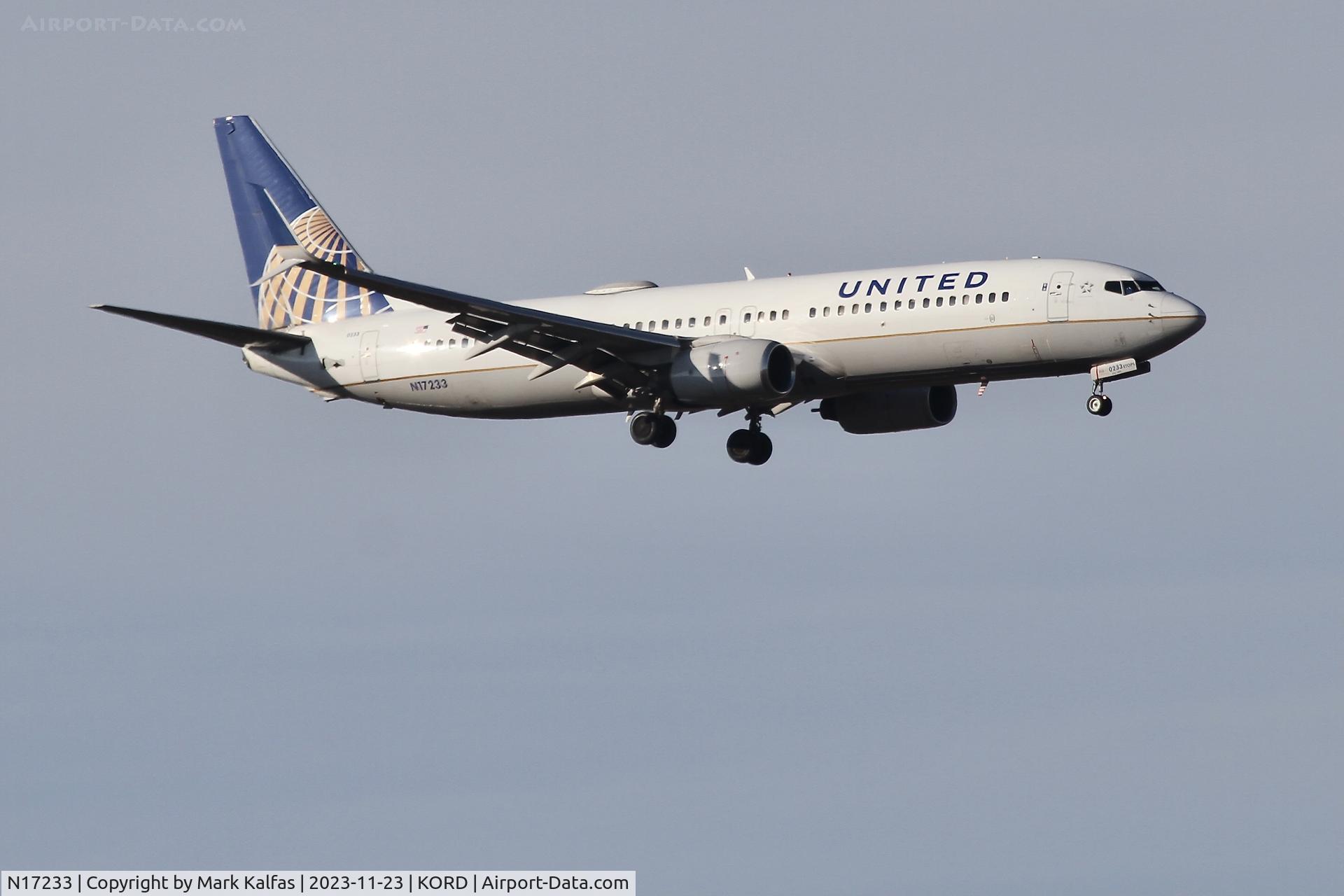 N17233, 1999 Boeing 737-824 C/N 28943, UNITED B738 N17233 UAL2312 KDEN-KORD, 10C APPROACH KORD