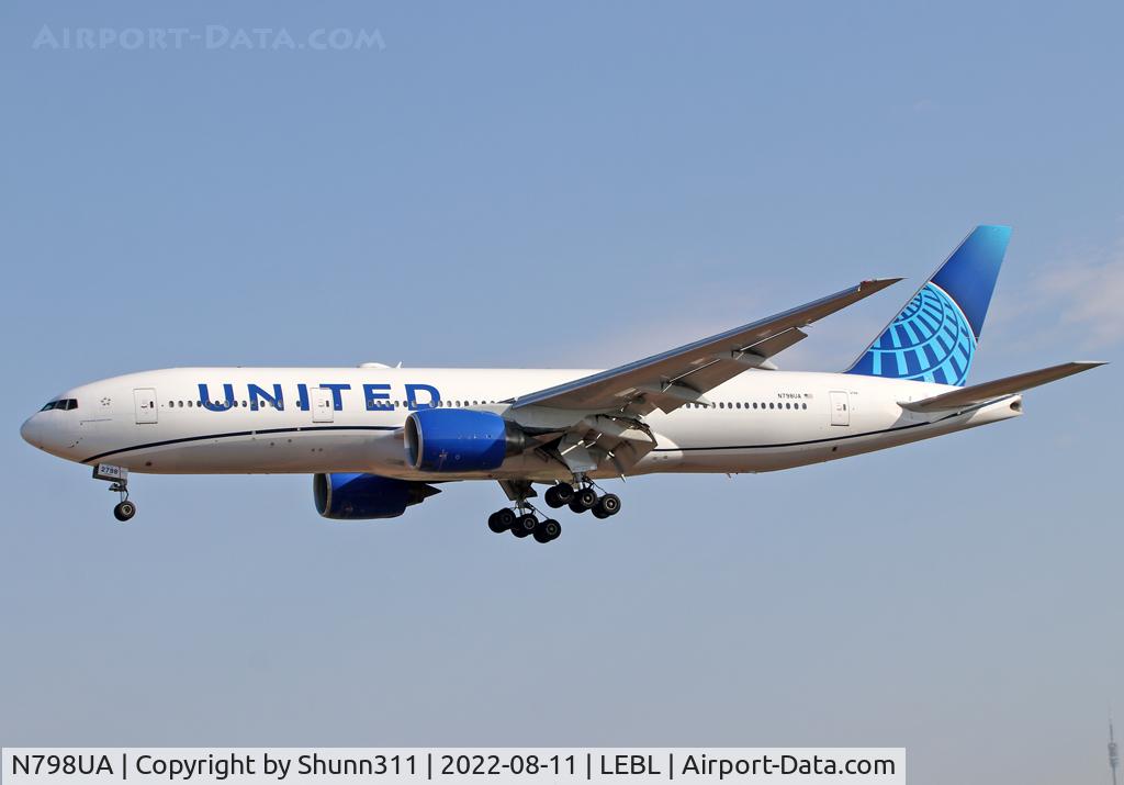 N798UA, 1998 Boeing 777-222ER C/N 26928, Landing rwy 24R in new c/s