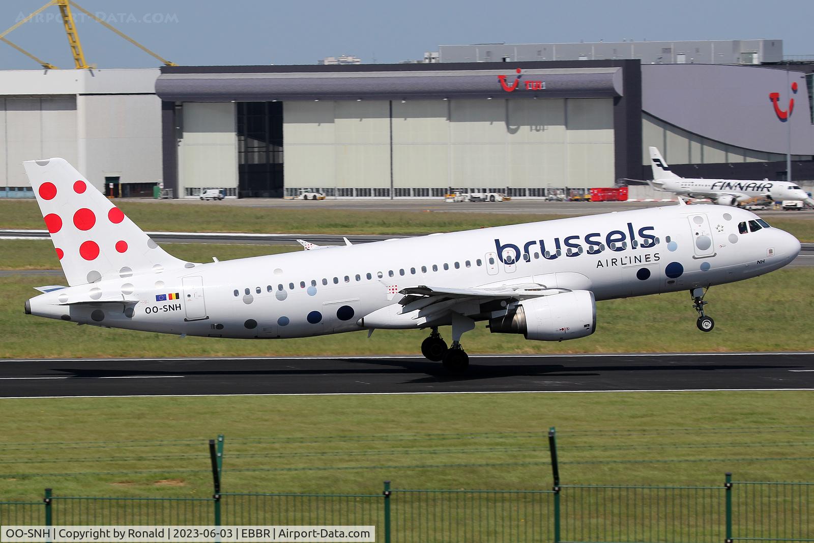 OO-SNH, 2004 Airbus A320-214 C/N 2207, at bru
