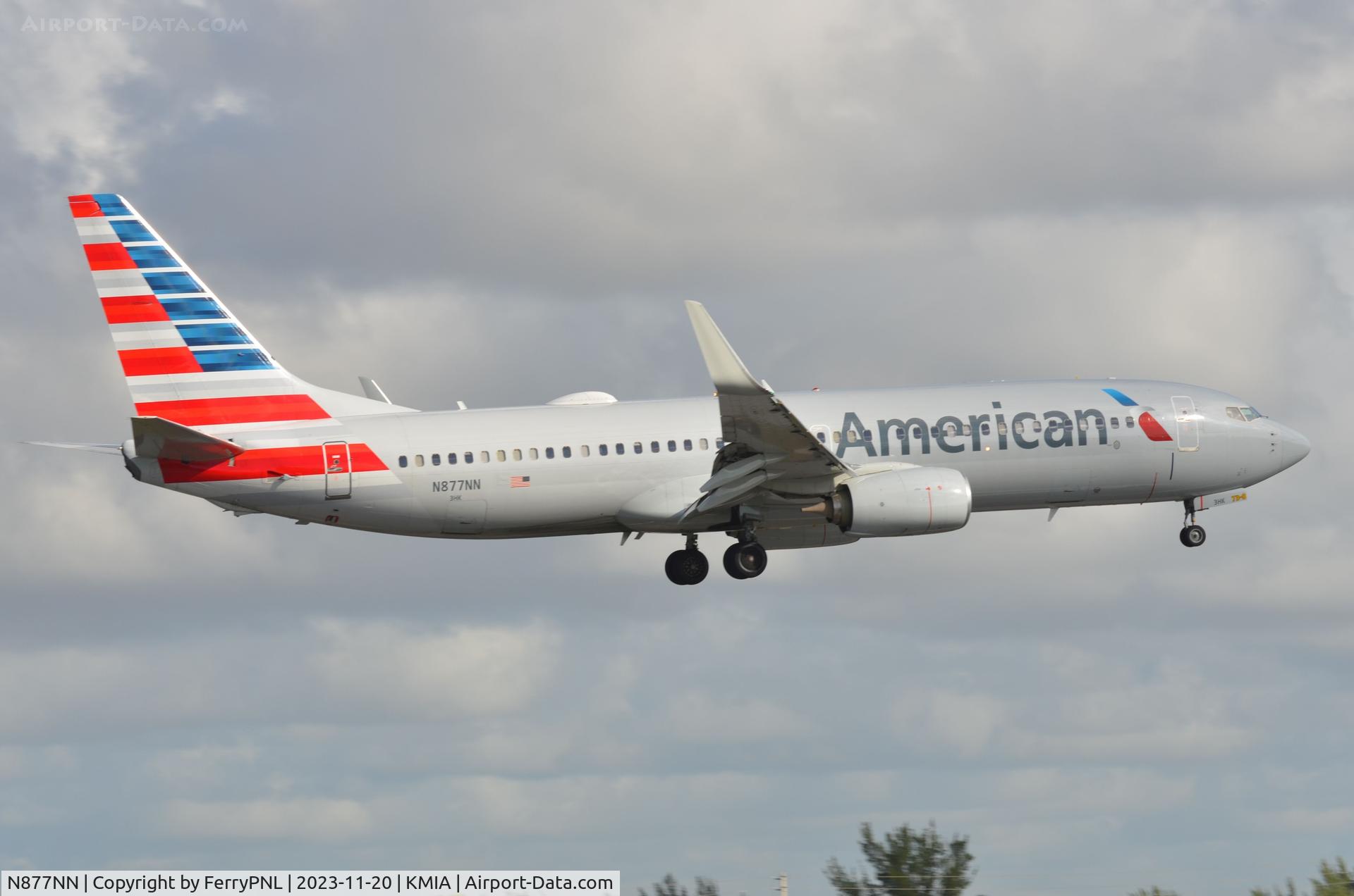 N877NN, 2011 Boeing 737-823 C/N 31131, American B738 landing