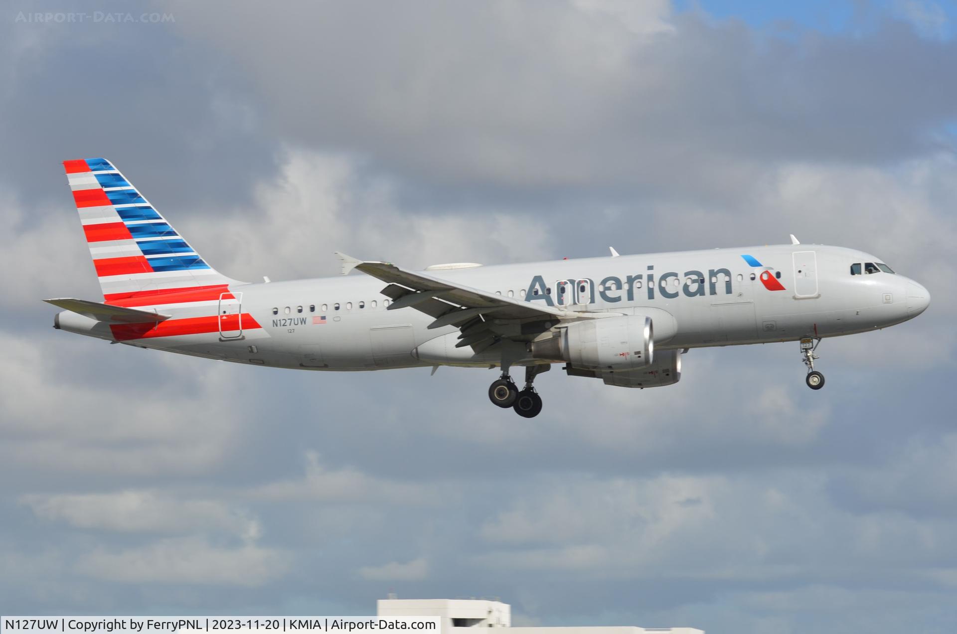 N127UW, 2010 Airbus A320-214 C/N 4202, American A320 landing