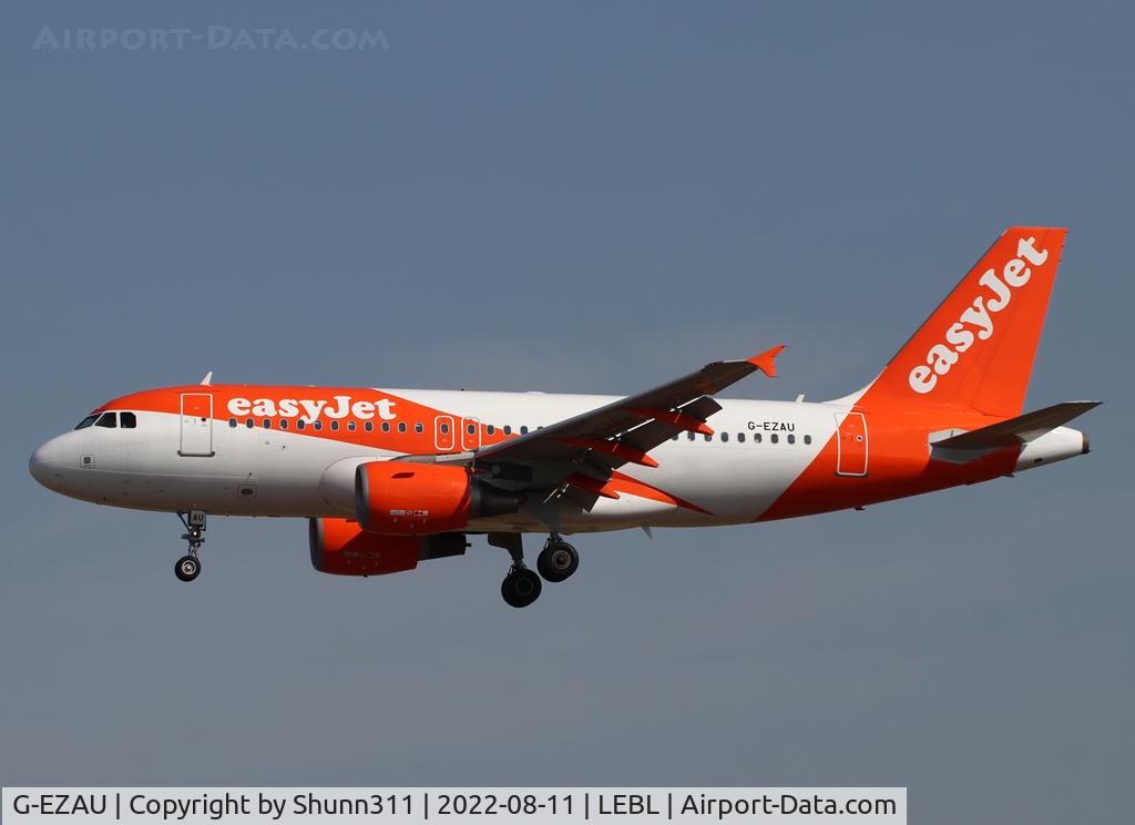 G-EZAU, 2006 Airbus A319-111 C/N 2795, Landing r<y 24R in new c/s