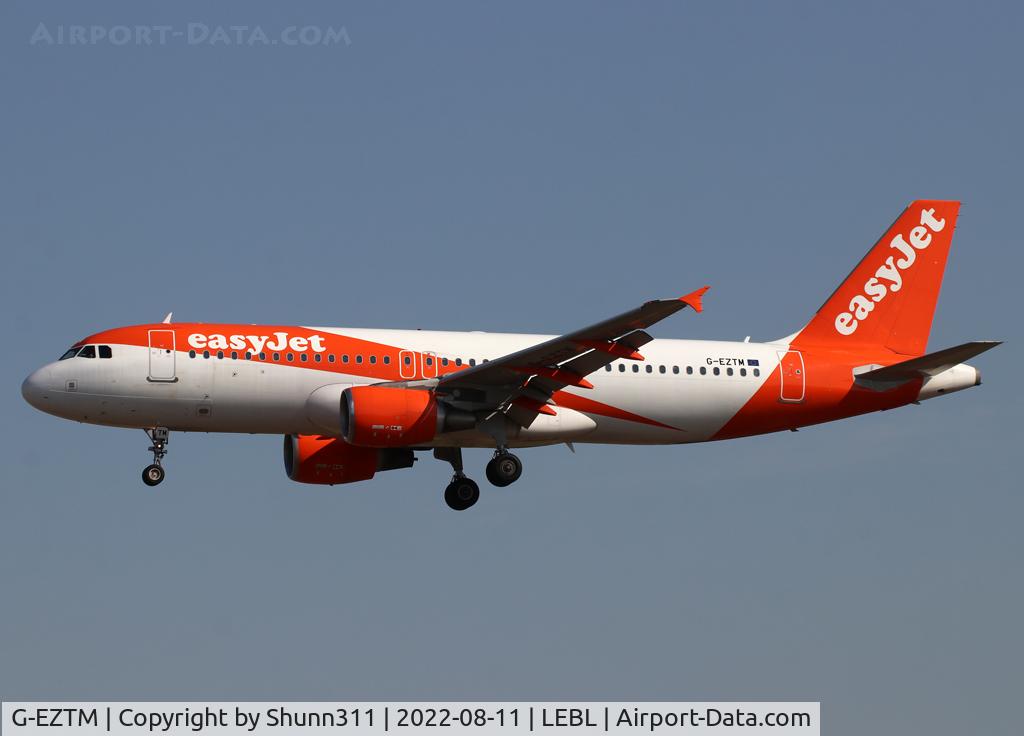 G-EZTM, 2009 Airbus A320-214 C/N 4014, Landing rwy 24R in new c/s