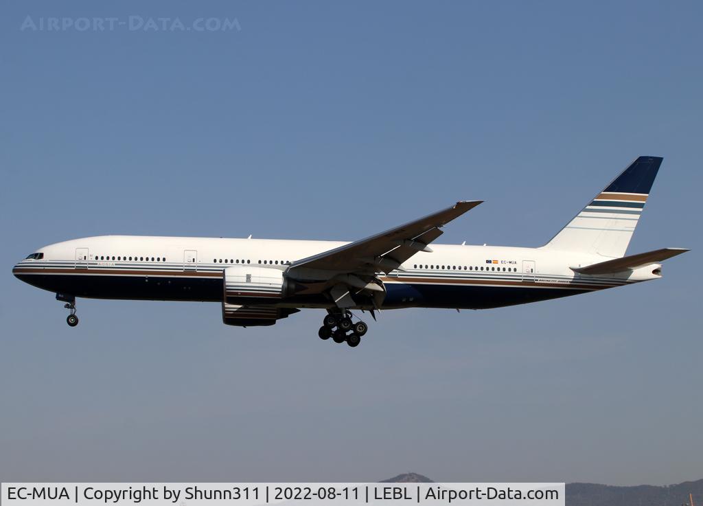 EC-MUA, 2001 Boeing 777-212/ER C/N 28524, Landing rwy 24R