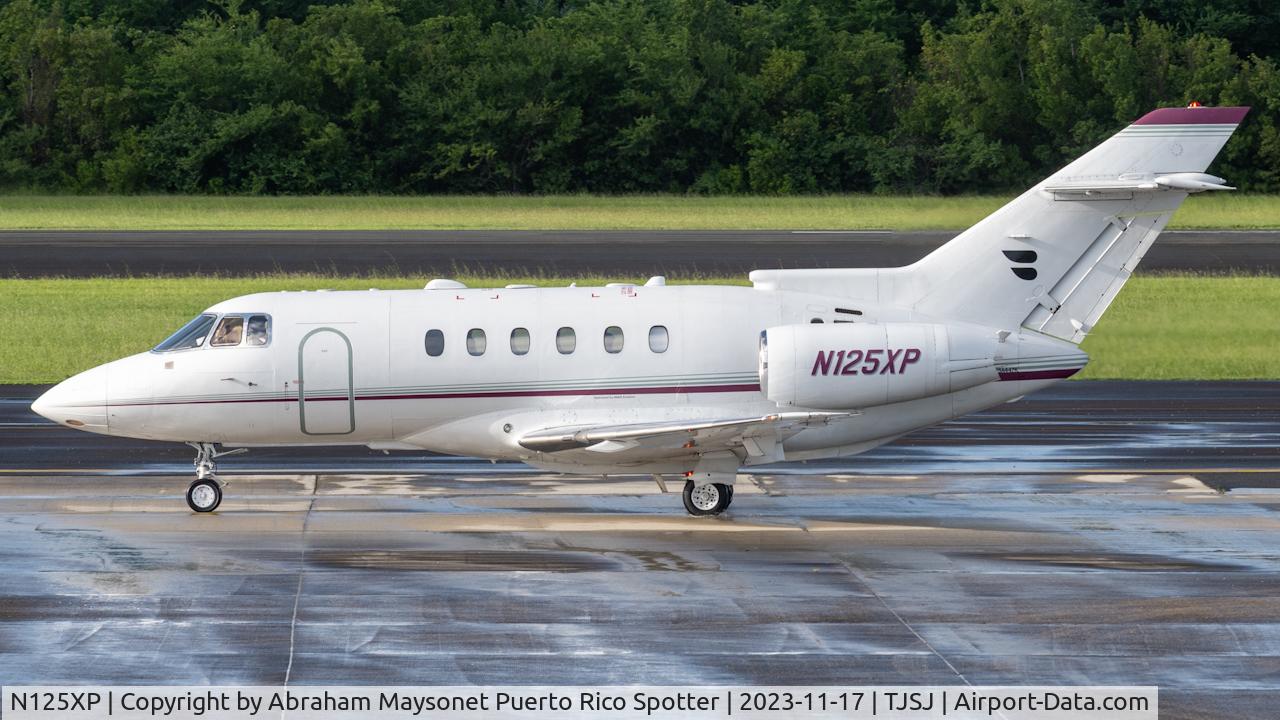 N125XP, 2000 Raytheon Hawker 800XP C/N 258485, New logo on the Tailfin