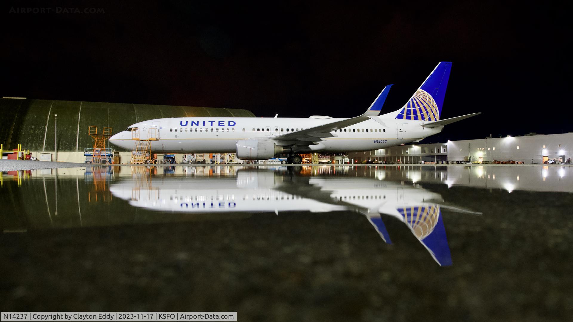 N14237, 1999 Boeing 737-824 C/N 28802, SFO 2023.