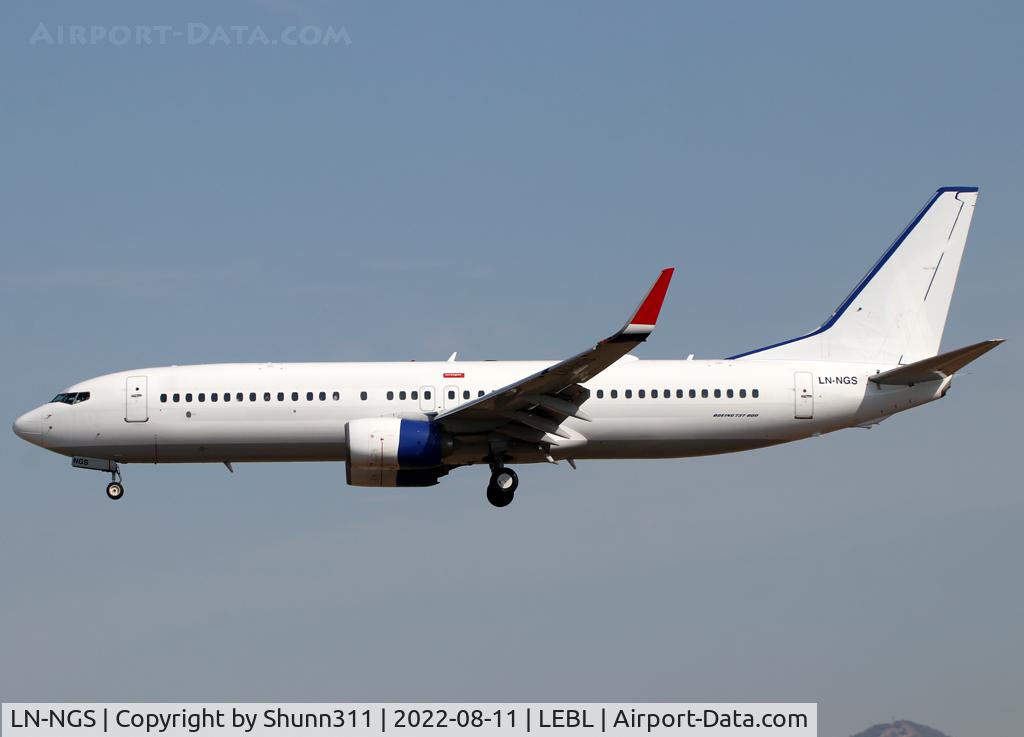 LN-NGS, 2014 Boeing 737-8JP C/N 39029, Landing rwy 24R in all white c/s