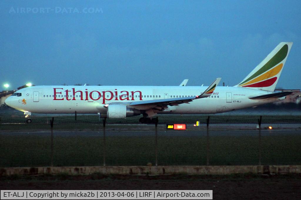 ET-ALJ, 2003 Boeing 767-360/ER C/N 33767, Taxiing
