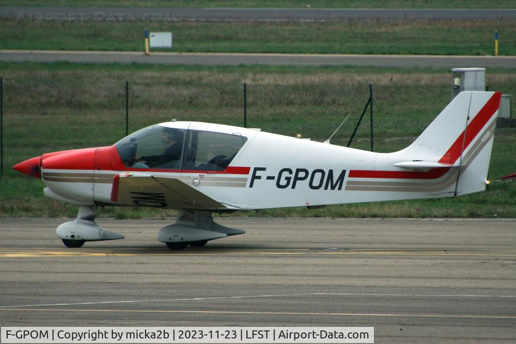 F-GPOM, Robin DR-400-120 C/N 2481, Taxiing
