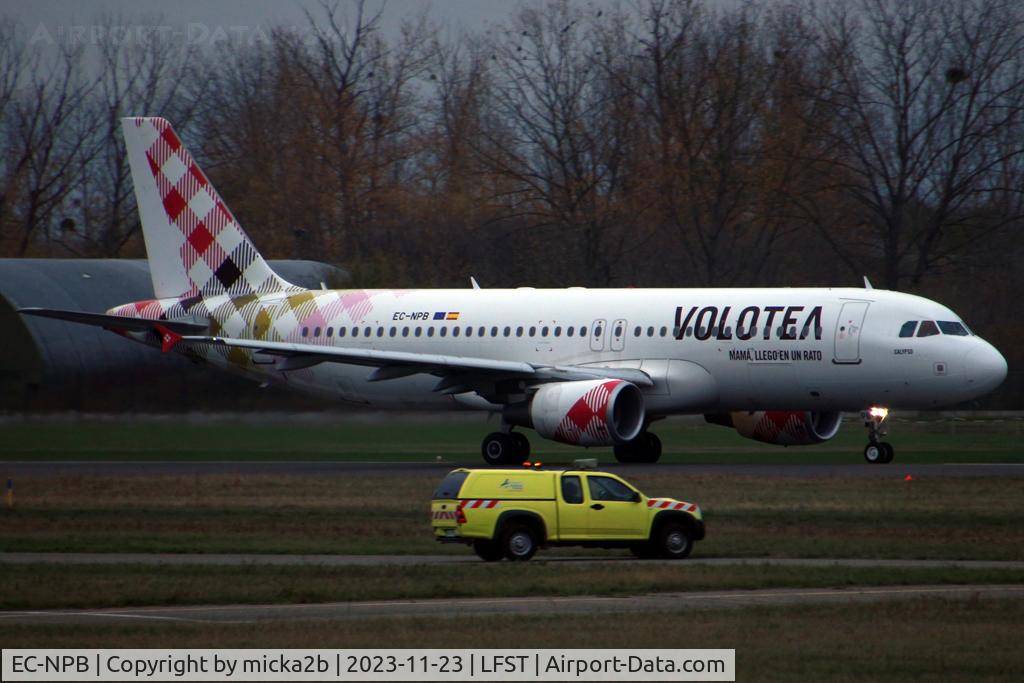 EC-NPB, 2009 Airbus A320-214 C/N 3949, Take off