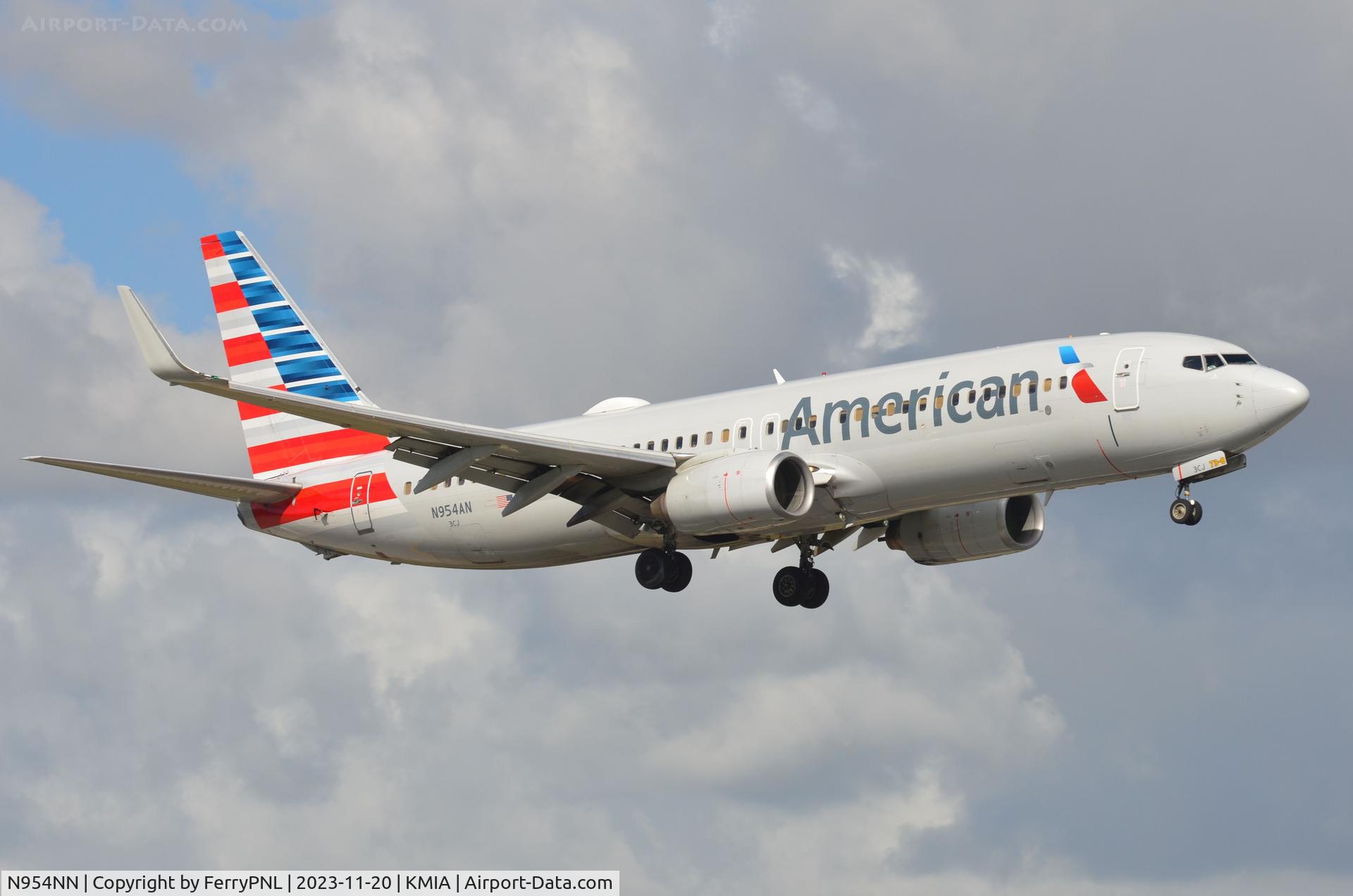 N954NN, 2014 Boeing 737-823 C/N 31197, American B738 arriving