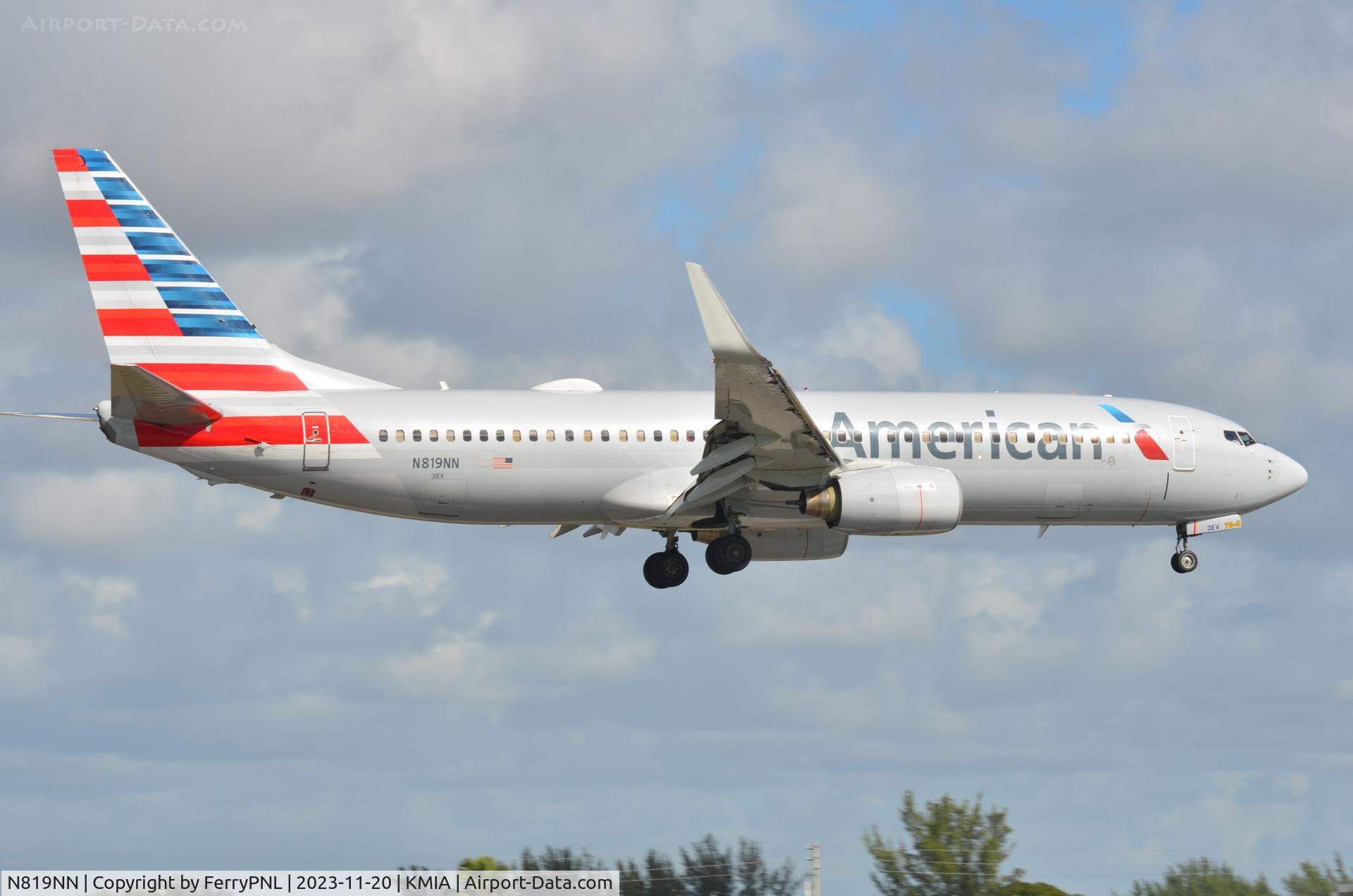 N819NN, 2009 Boeing 737-823 C/N 31083, Landing of AA B738