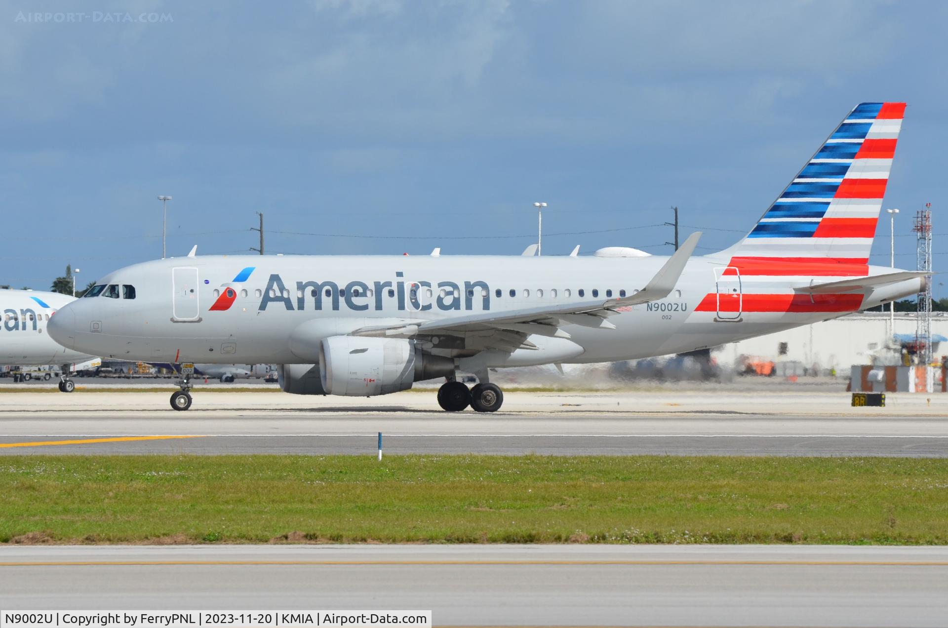 N9002U, 2013 Airbus A319-115 C/N 5698, AA A319 taxying for departure