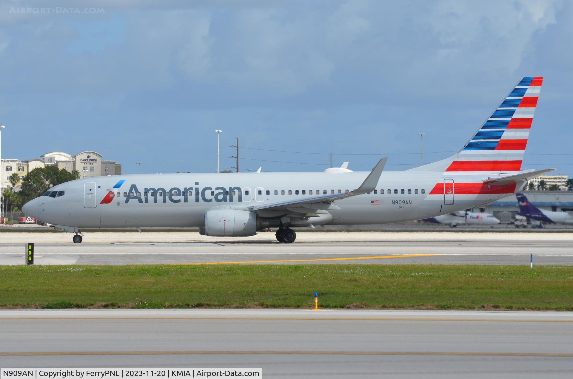 N909AN, 1999 Boeing 737-823 C/N 29511, American B738 for departure