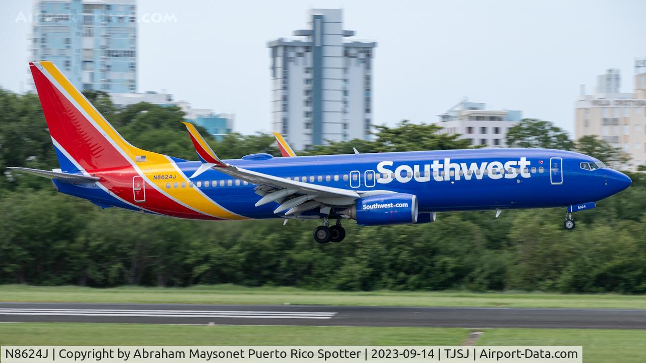 N8624J, 2014 Boeing 737-8H4 C/N 37004, New scheme paint job