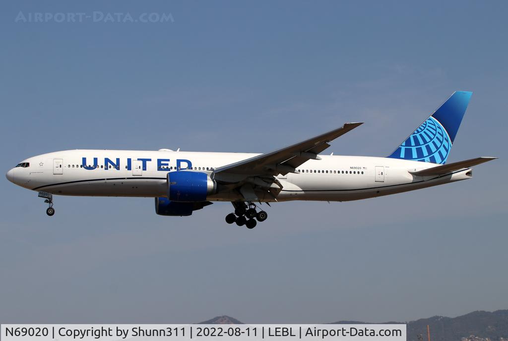 N69020, 2007 Boeing 777-224 C/N 31687, Landing rwy 24R in new c/s