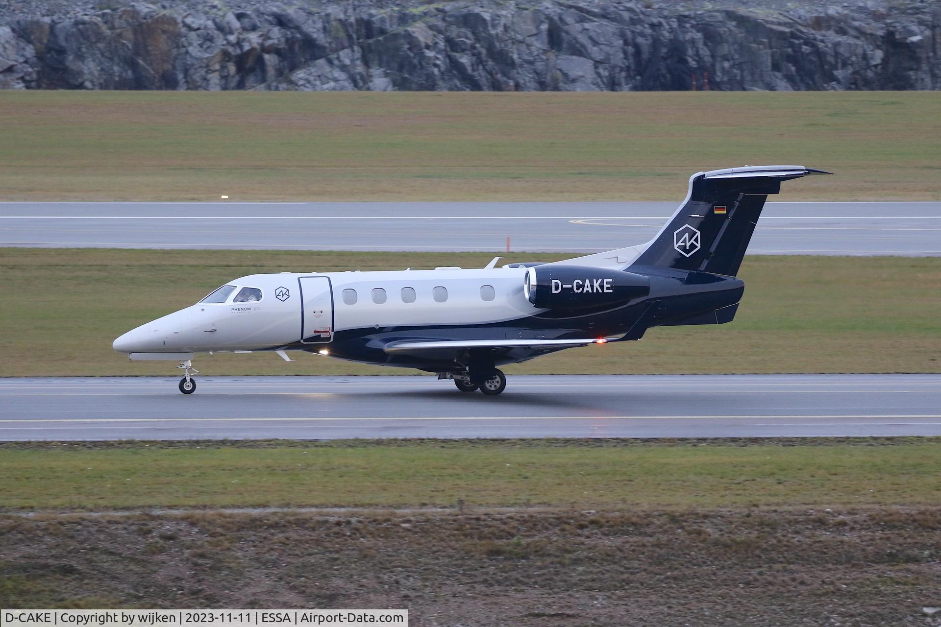 D-CAKE, 2017 Embraer EMB-505 Phenom 300 C/N 50500404, TWY W