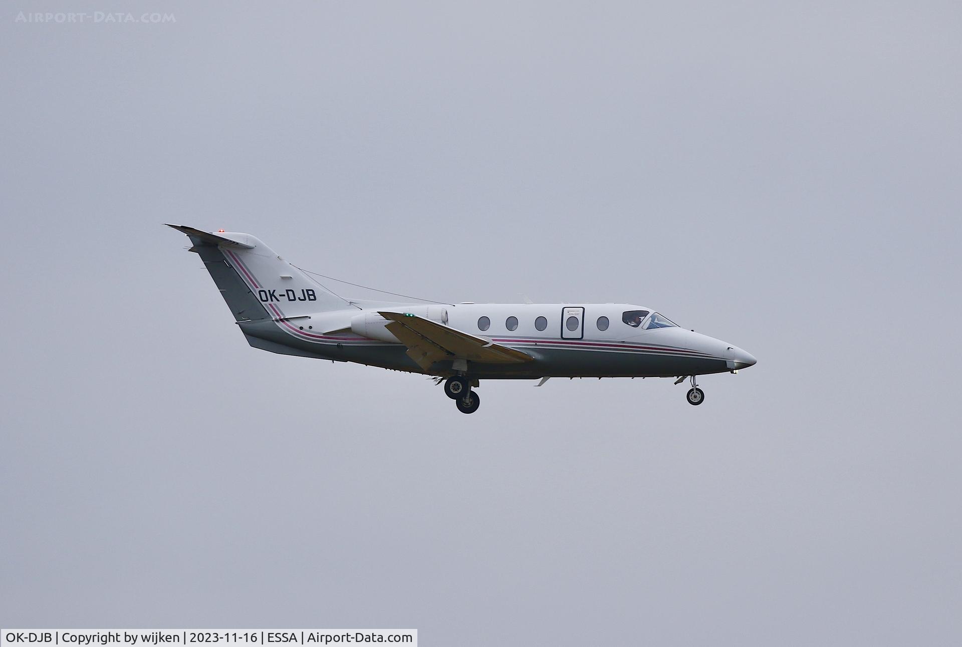 OK-DJB, 2004 Raytheon Beechjet 400A C/N RK-376, RWY 01L