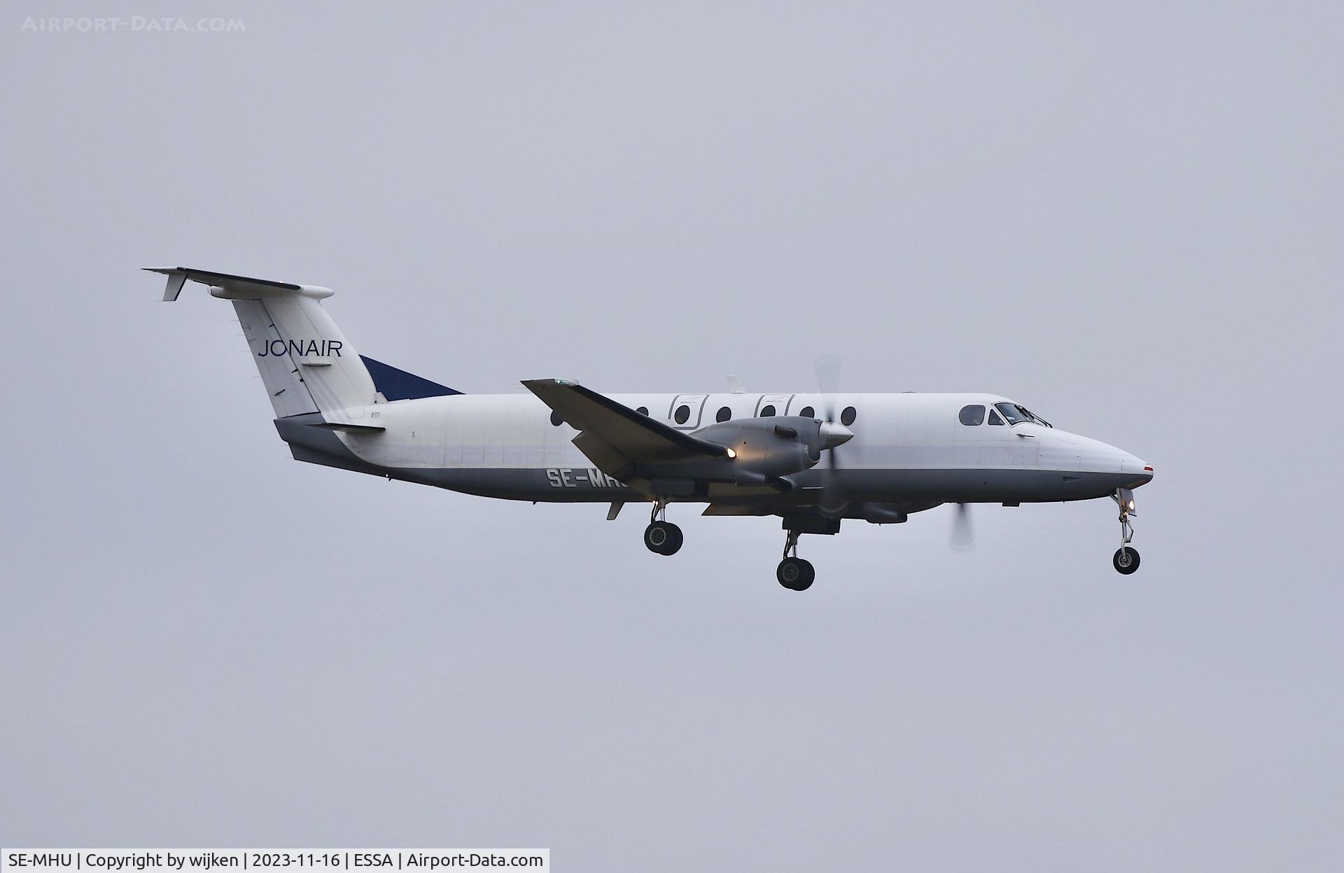 SE-MHU, 1990 Beech 1900C-1 C/N UC-115, RWY 01L