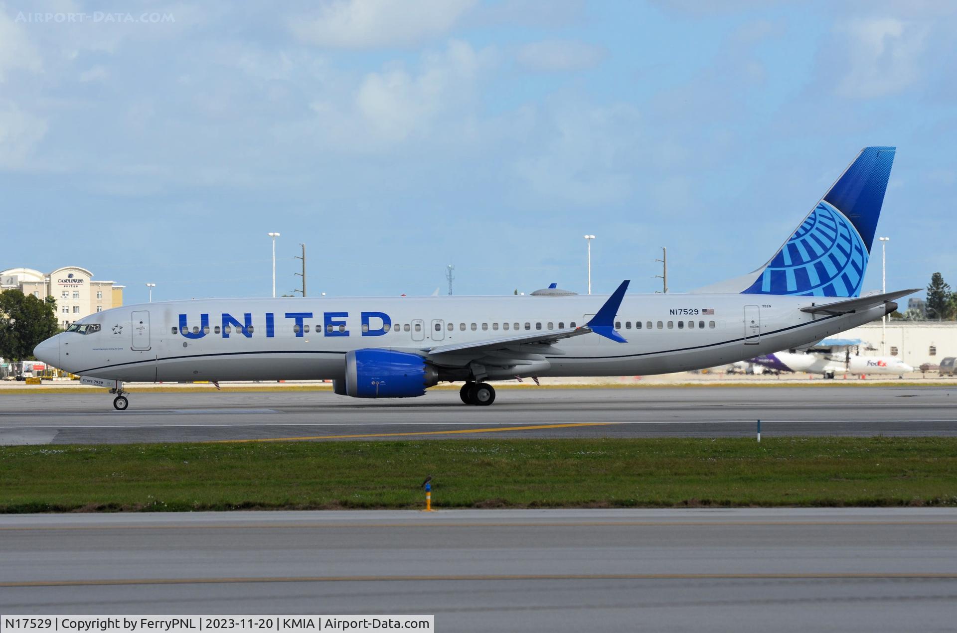 N17529, 2019 Boeing 737-9 MAX C/N 64503, United B739M about to line-up
