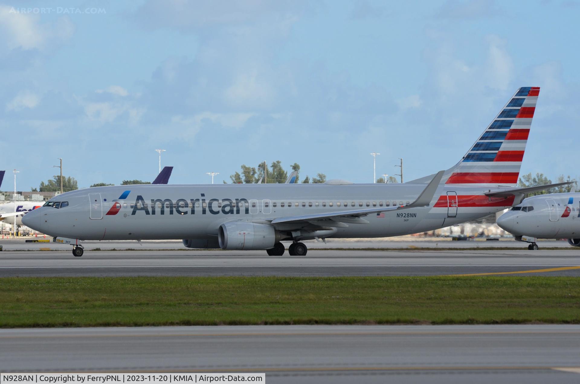 N928AN, 2000 Boeing 737-823 C/N 29528, AA B738