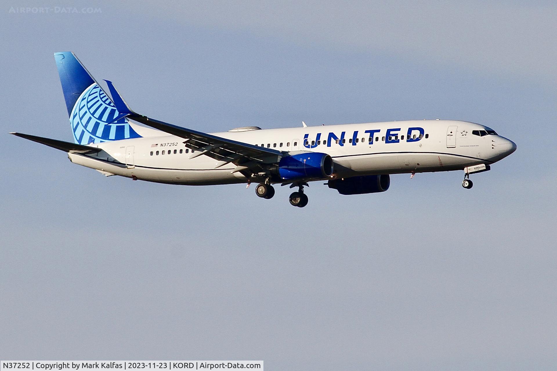 N37252, 2000 Boeing 737-824 C/N 30583, UNITED B738 N37252 UAL1671 KRSW-KORD, 10R APPROACH KORD