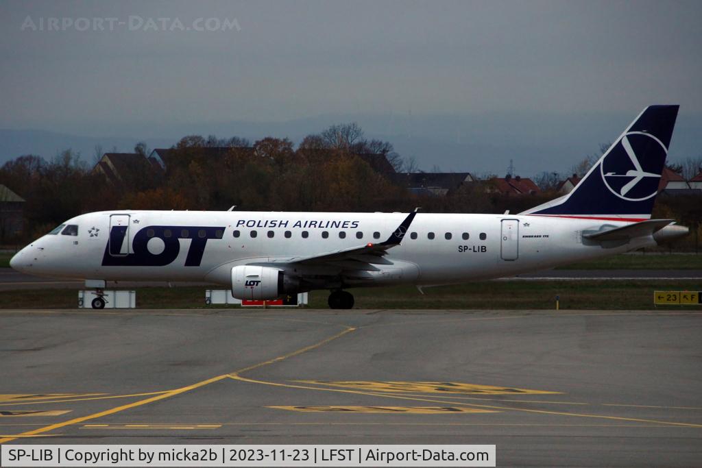 SP-LIB, 2006 Embraer 175STD (ERJ-170-200STD) C/N 17000132, Taxiing