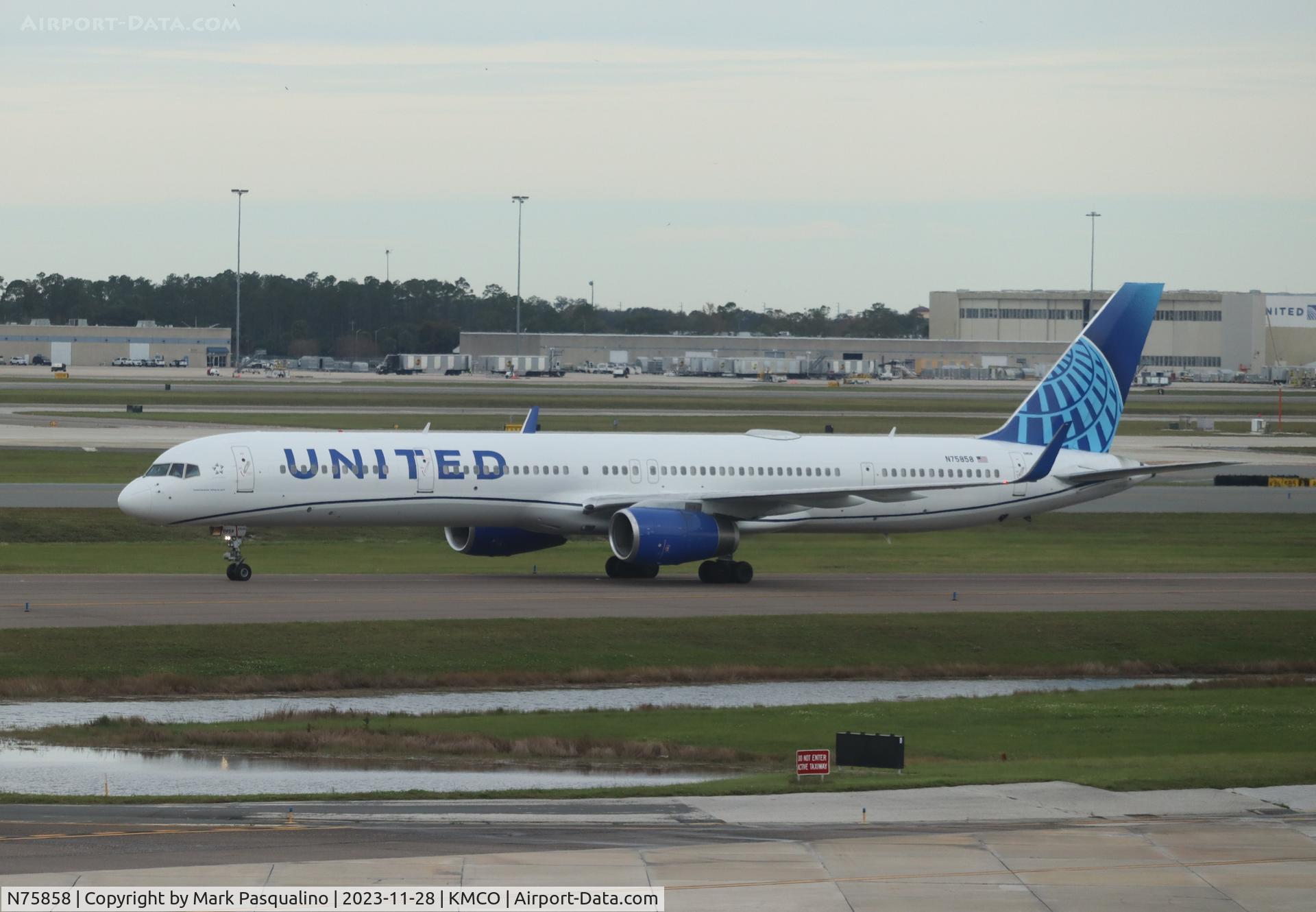 N75858, 2004 Boeing 757-324 C/N 32817, Boeing 757-324
