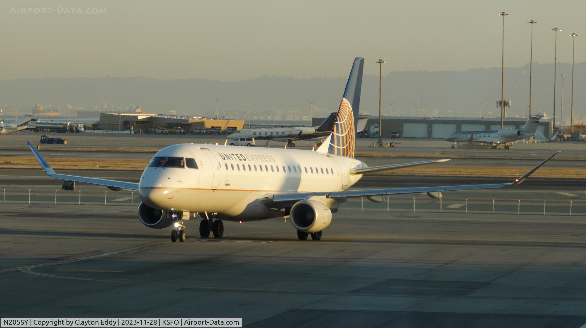 N205SY, 2017 Embraer 175LR (ERJ-170-200LR) C/N 17000636, SFO 2023.