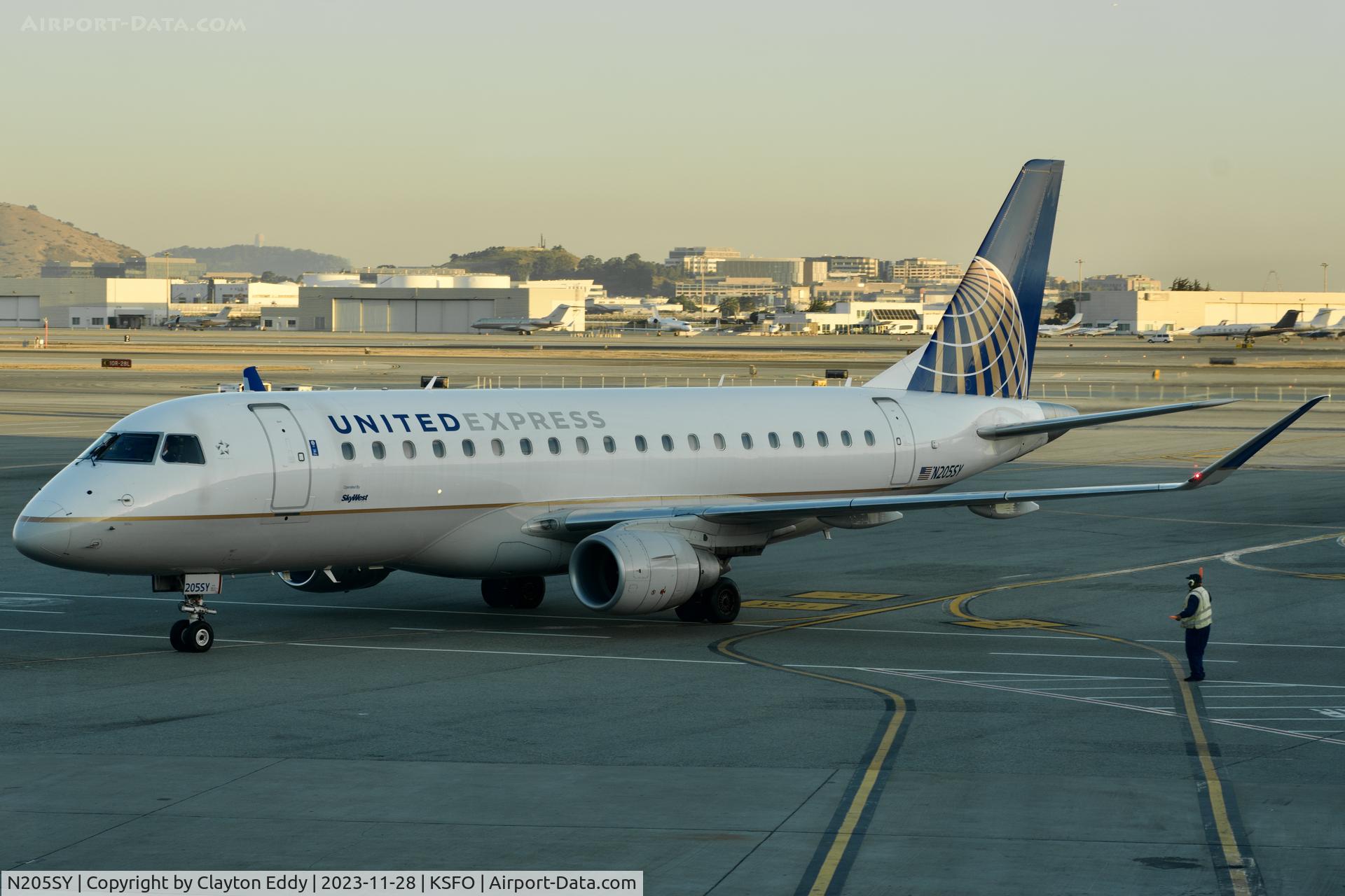 N205SY, 2017 Embraer 175LR (ERJ-170-200LR) C/N 17000636, SFO 2023.