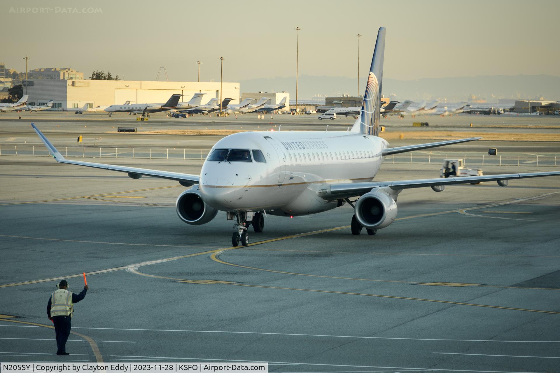 N205SY, 2017 Embraer 175LR (ERJ-170-200LR) C/N 17000636, SFO 2023.